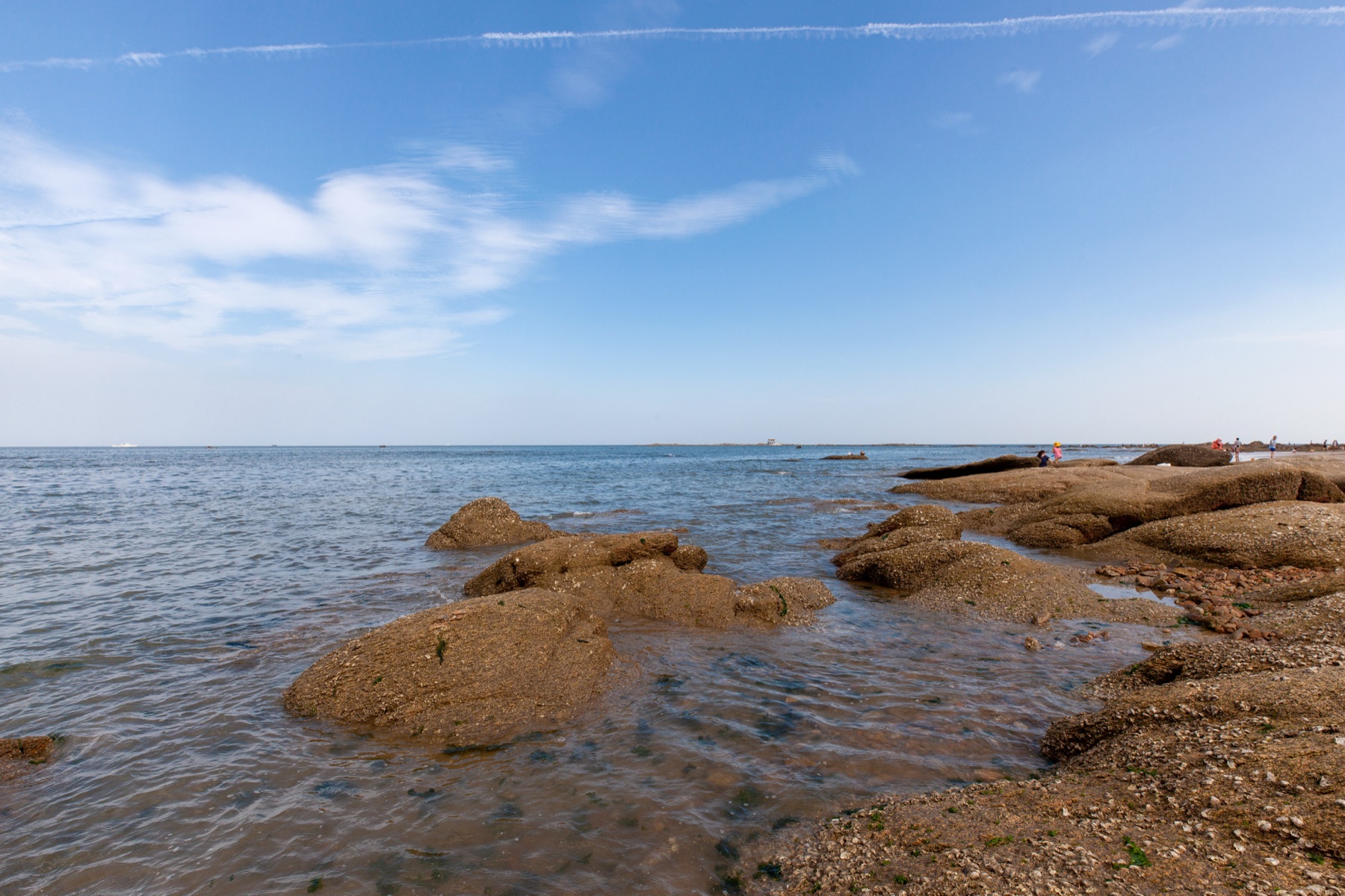 日照海岸礁石与海面实景